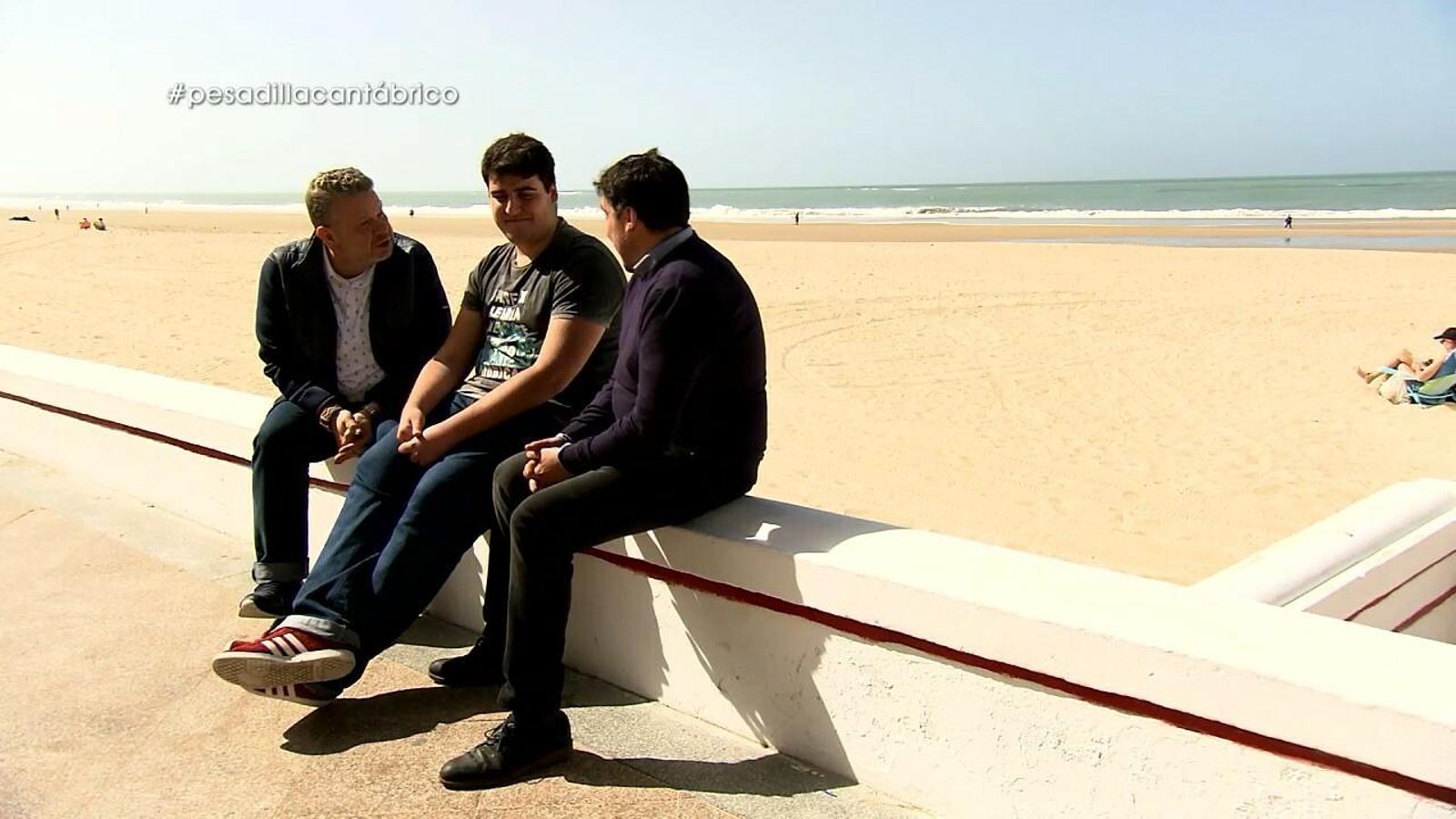 Chicote reúne junto a la playa a Francisco y su hijo Mario.