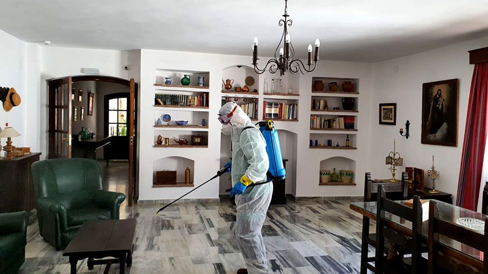 Desinfección de la residencia de ancianos de Higuera.