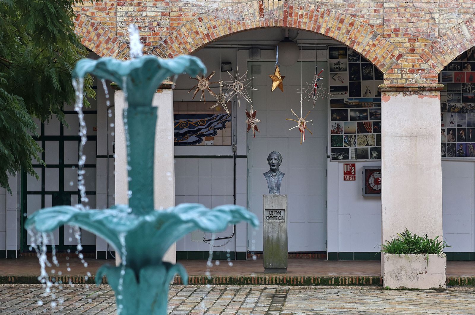 Fotografías de la colocación de la primera piedra de las obras de ampliación y reforma de la Escuela de Arte y Superior de Diseño León Ortega de Huelva