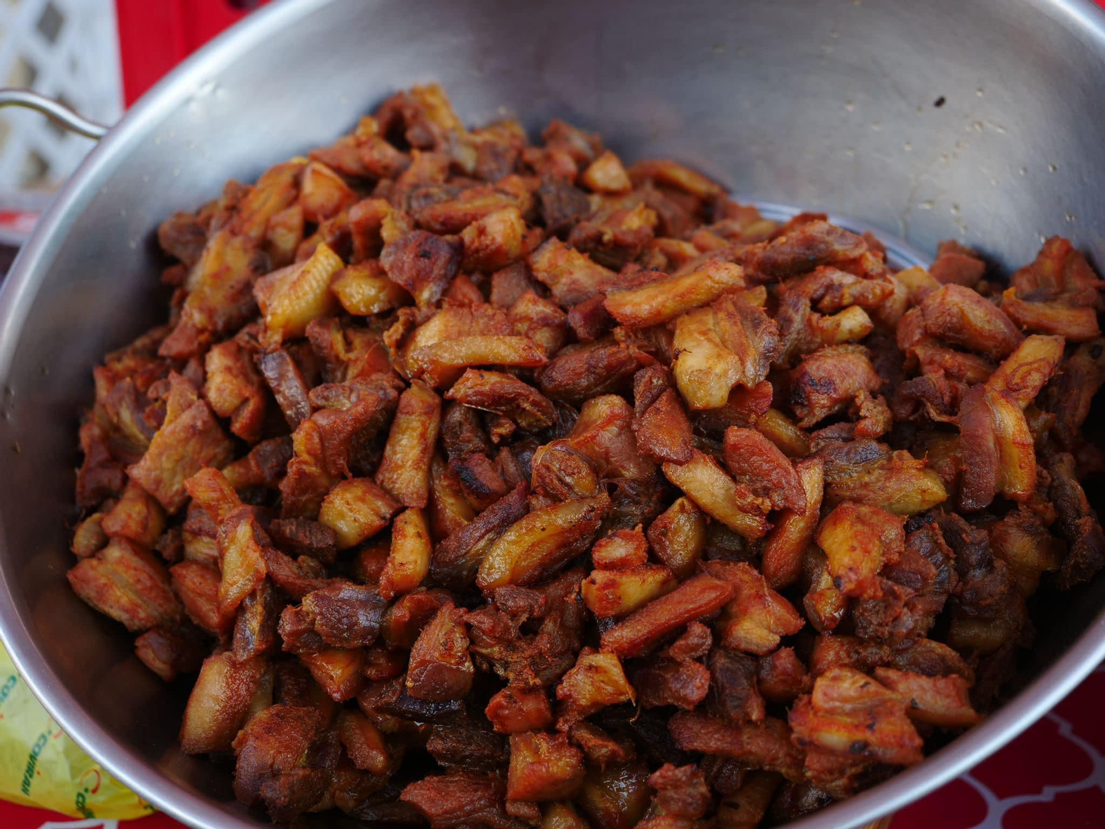 Este producto está elaborado con ingredientes de kilómetro cero y gracias al esmero y la perseverancia de afamados artesanos carniceros.