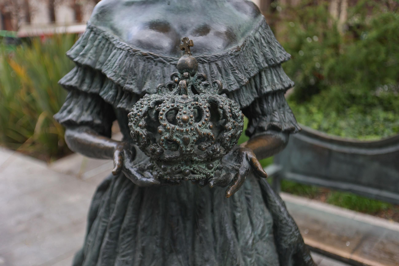 La corona de emperatriz, detalle de la estatua de Eugenia de Montijo.