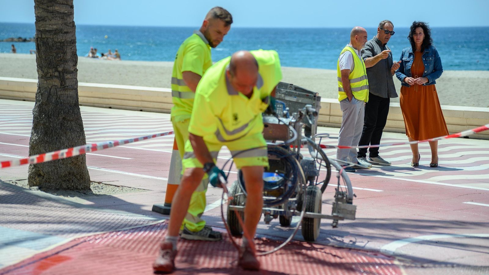 Las labores se centran ahora en  el rematado de los carriles de las calles adyacentes al paseo marítimo.