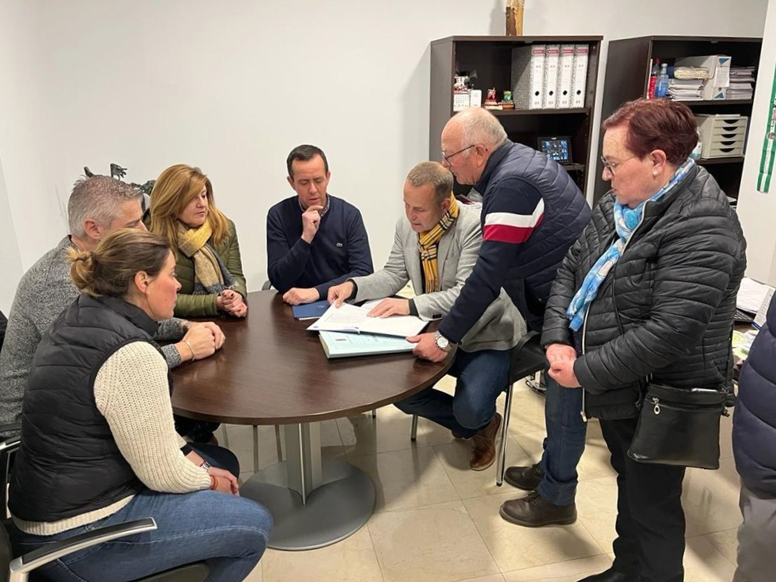 El subdelegado del Gobierno y el alcalde de Lubrín durante la reunión mantenida.