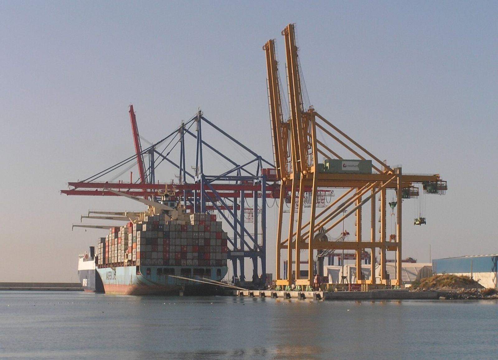Portacontenedores atracado ayer en la terminal del muelle nueve.