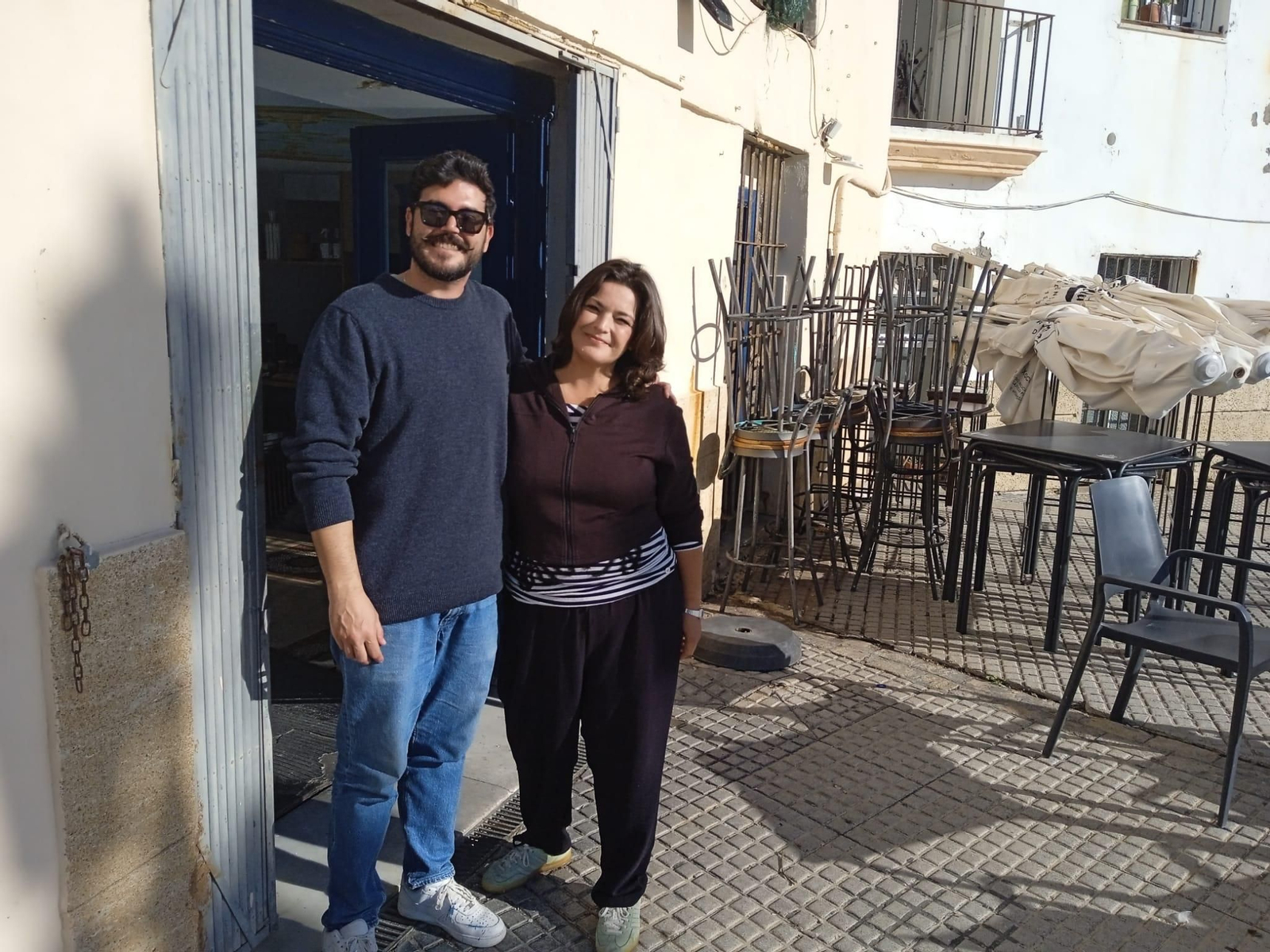 Antonio Gómez, uno de los dos propietarios, junto a Alicia Graban, la encargada de Hola, en la puerta del bar.