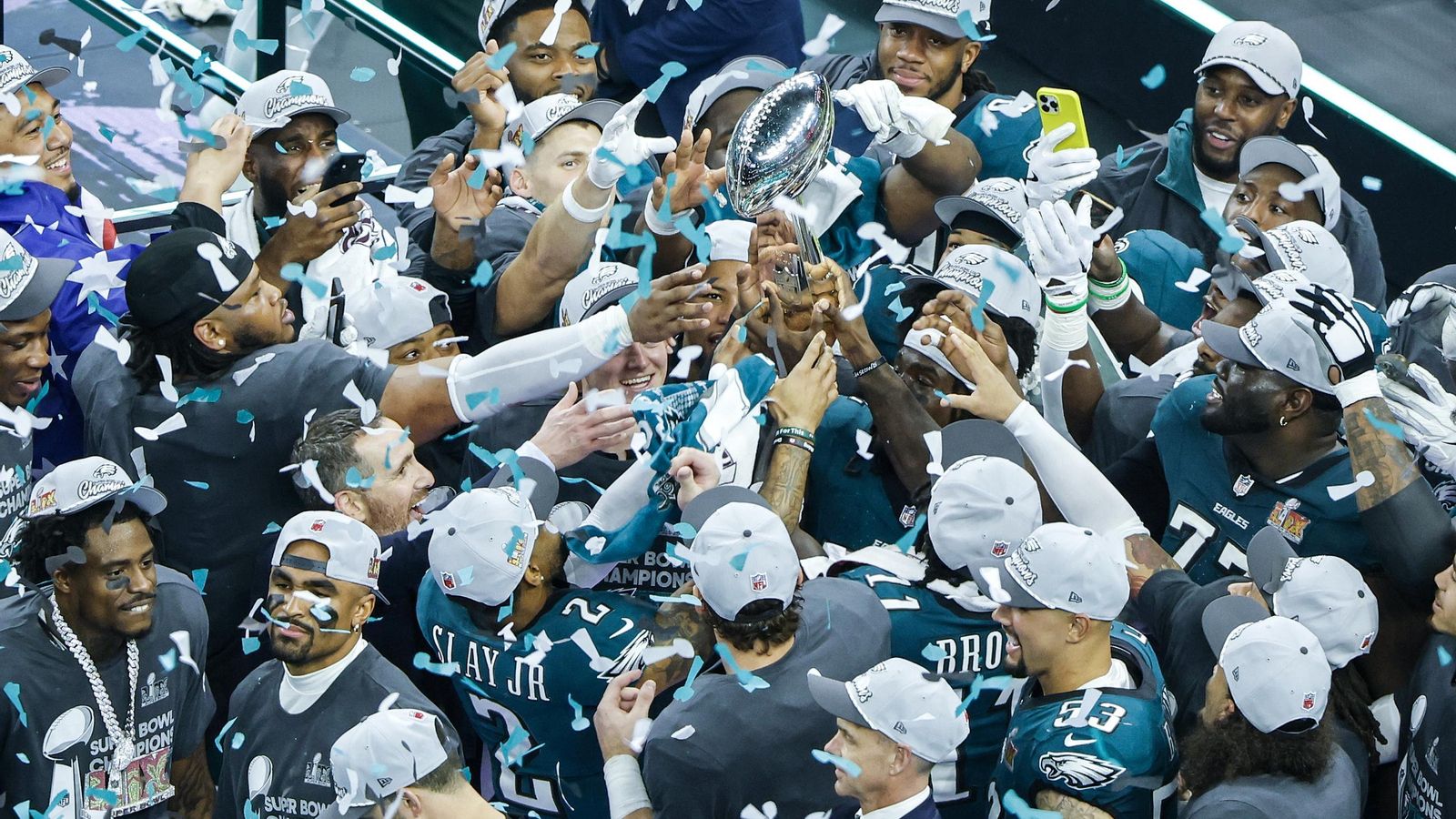 Los Philadelphia Eagles cogen el trofeo Vince Lombardi Los Philadelphia Eagles cogen el trofeo Vince Lombardi