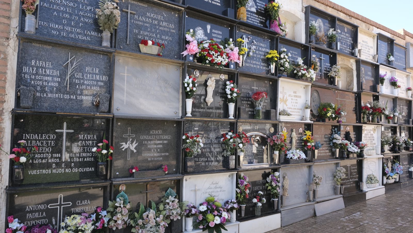 Imágenes del Día de Todos los Santos en el Cementerio de San José de Almería