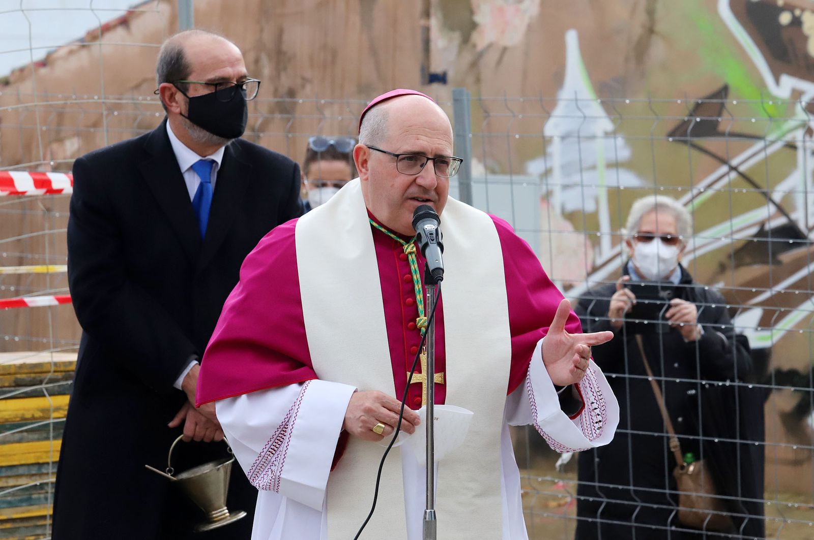 El Obispo de Huelva, Santiago Gómez, coloca la primera piedra de la nueva parroquia de Cristo Sacerdote, en imágenes