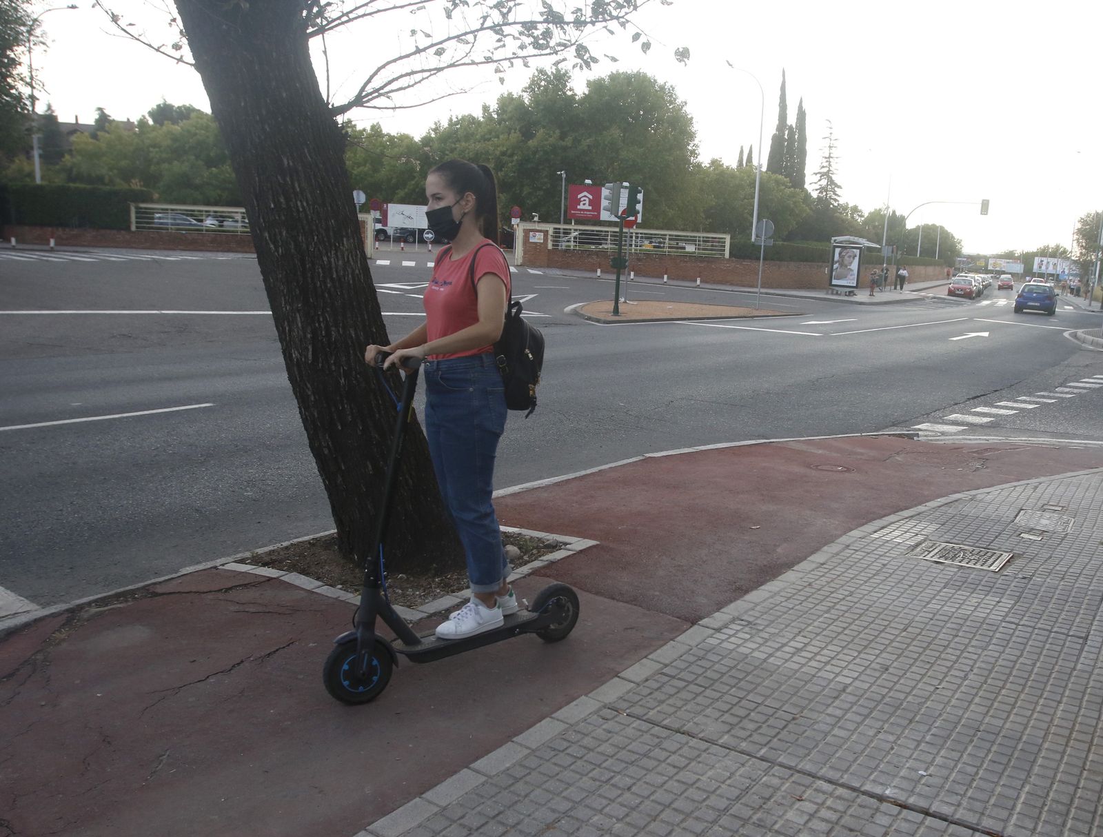 Una joven circula por uno de los tramos del carril bici de la ciudad.