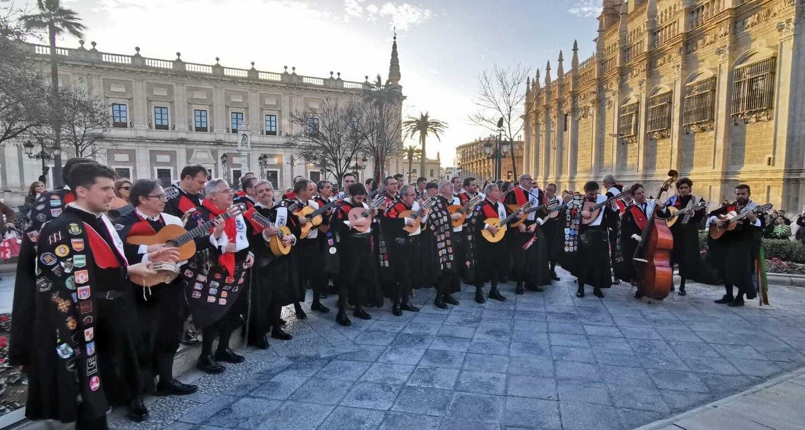 Una imagen de la Tuna de Magisterio en la Plaza del Triunfo.