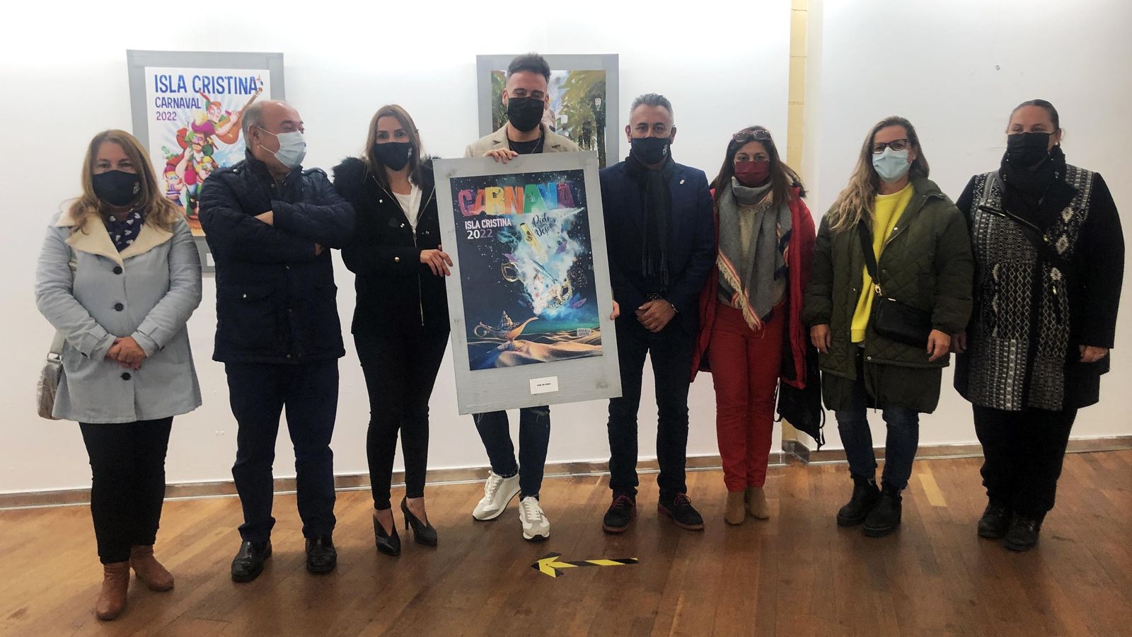 Miembros del equipo de Gobierno isleño, junto al autor del cartel