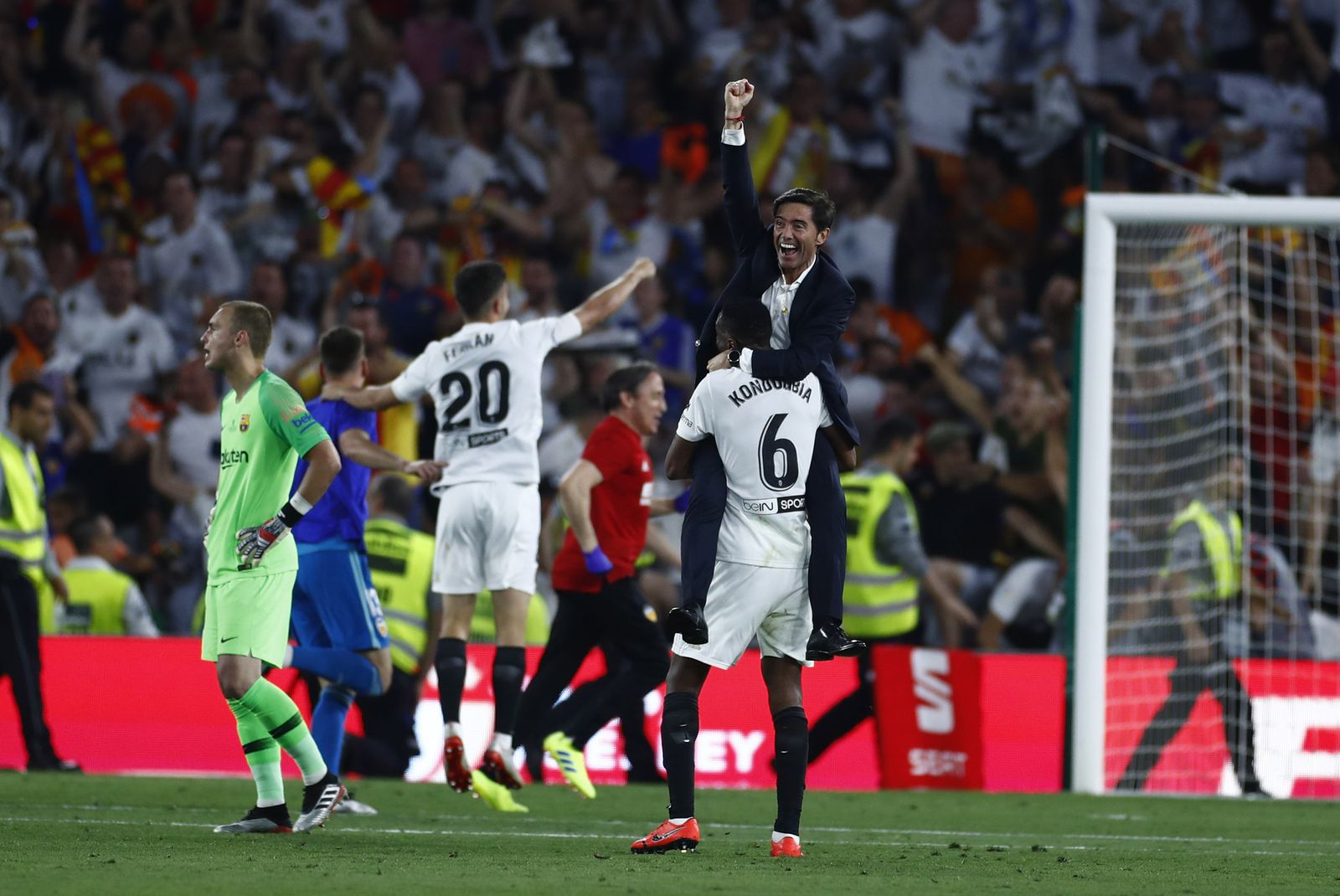 Marcelino, entrenador del Valencia, se abraza con Kondogbia tras concluir el partido.