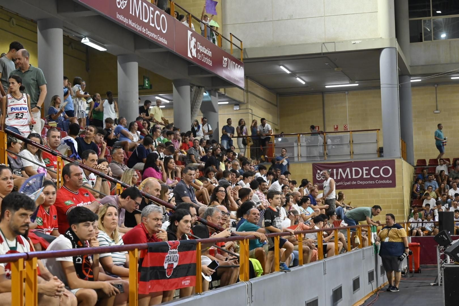 Las mejores fotos del ambiente en Vista Alegre para el Covirán Granada - Unicaja Málaga