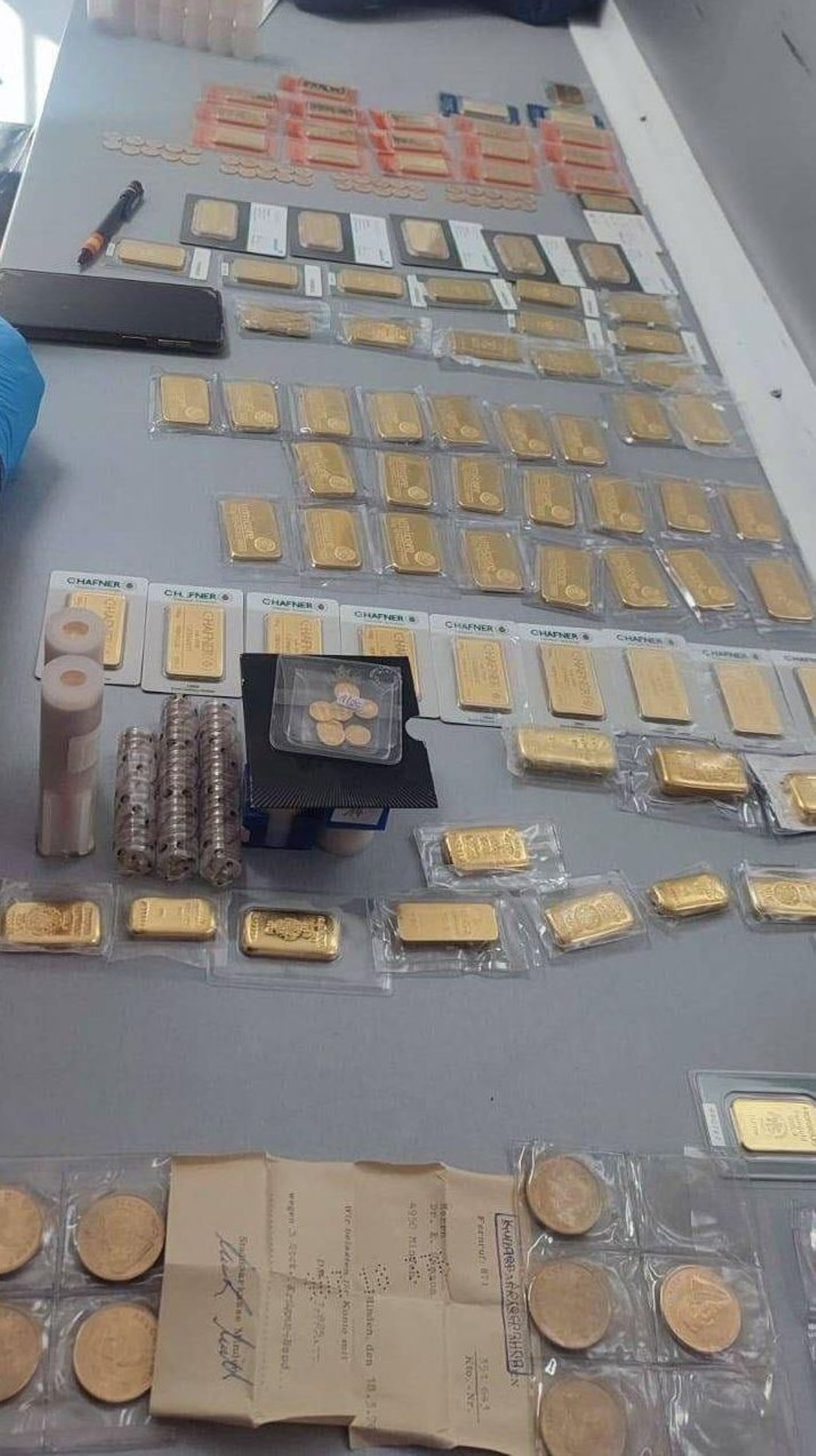 Lingotes de oro intervenidos por la Guardia Civil en el puerto de Cádiz.