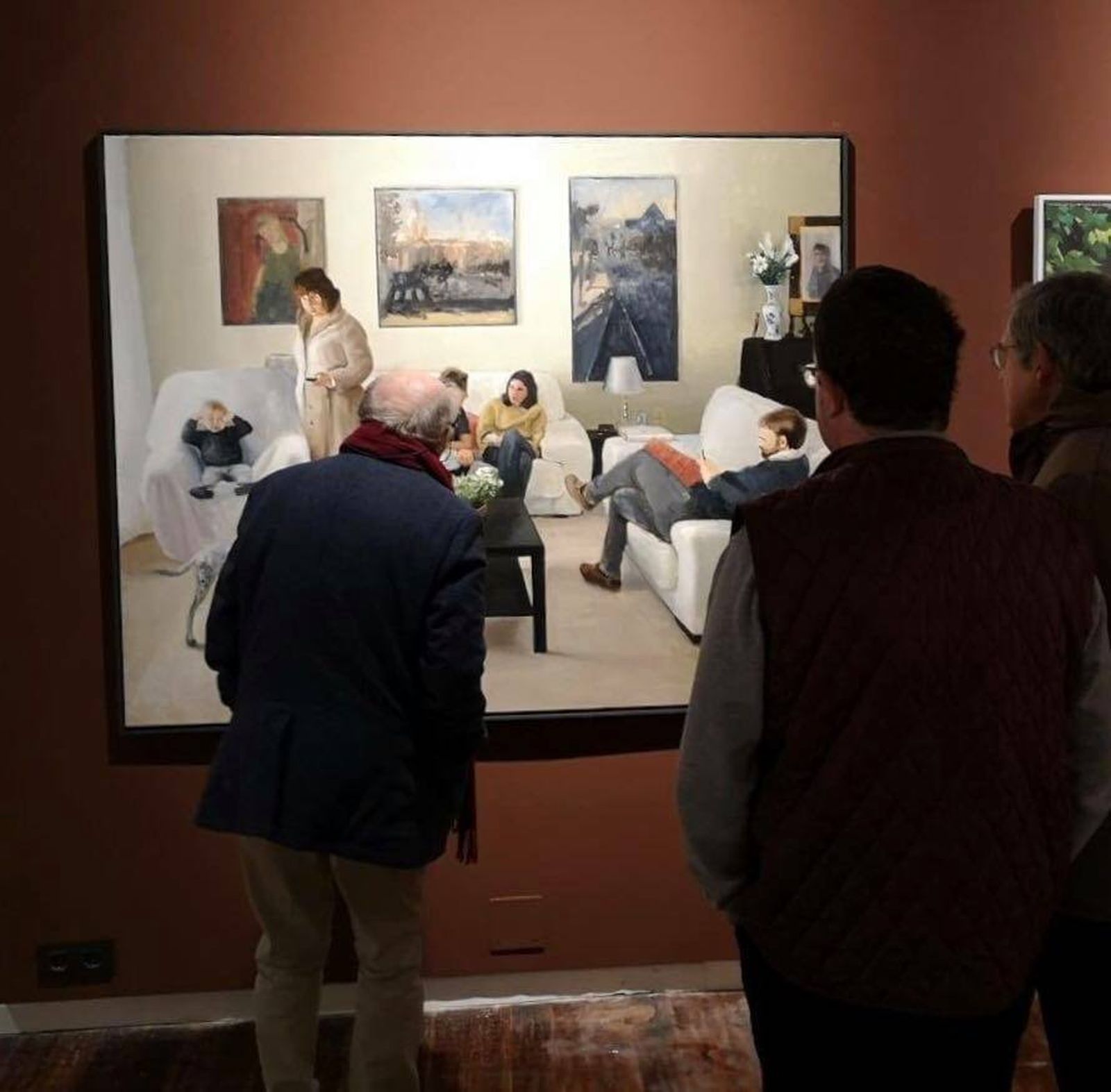 Antonio López mientras observa la obra de Pepe Baena.