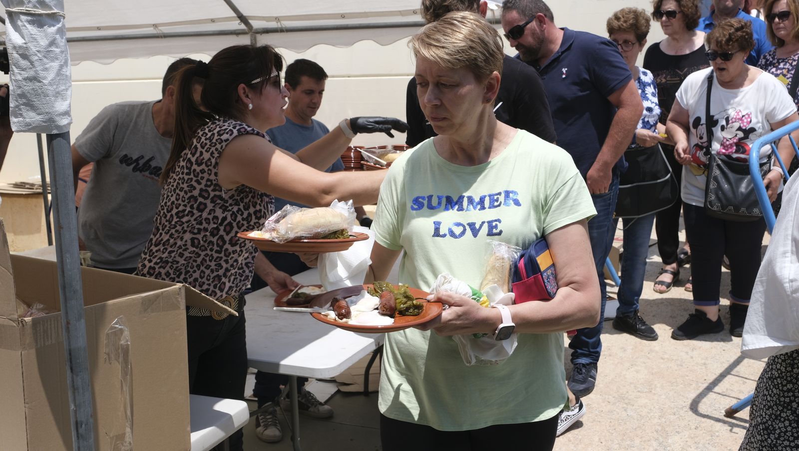Imágenes de la degustación de huevos fritos con chorizo, en las Fiestas de Santa María del Águila