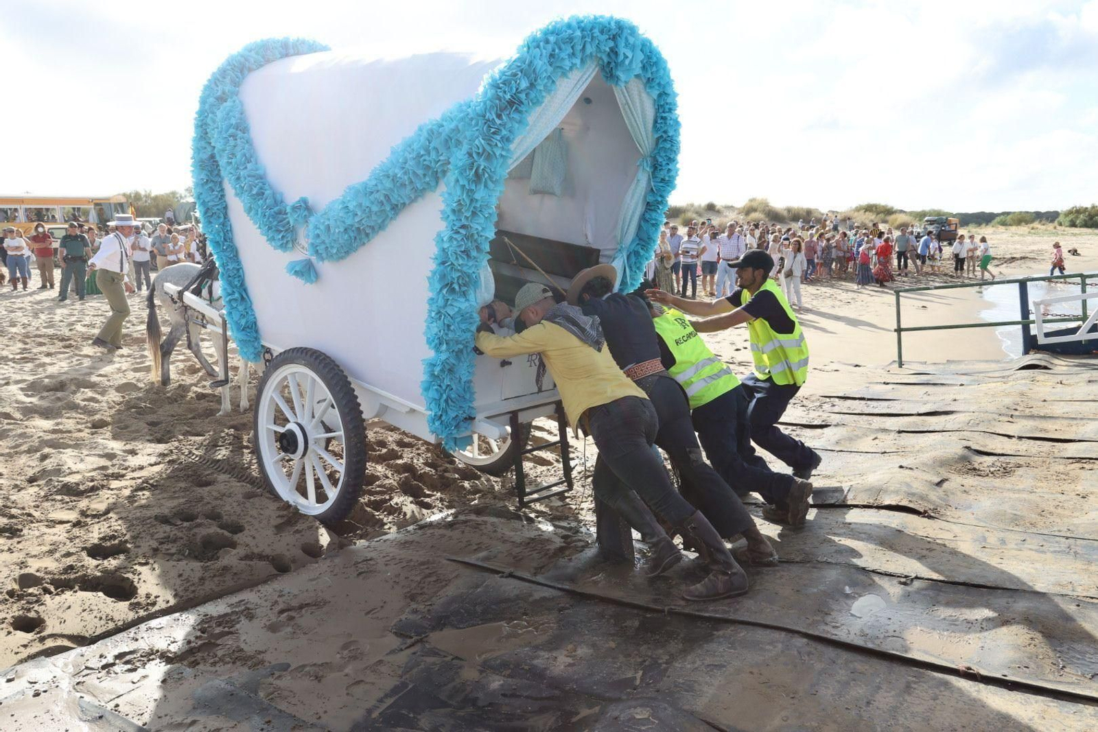 Imágenes del embarque de la Hermadad del Rocío de Jerez