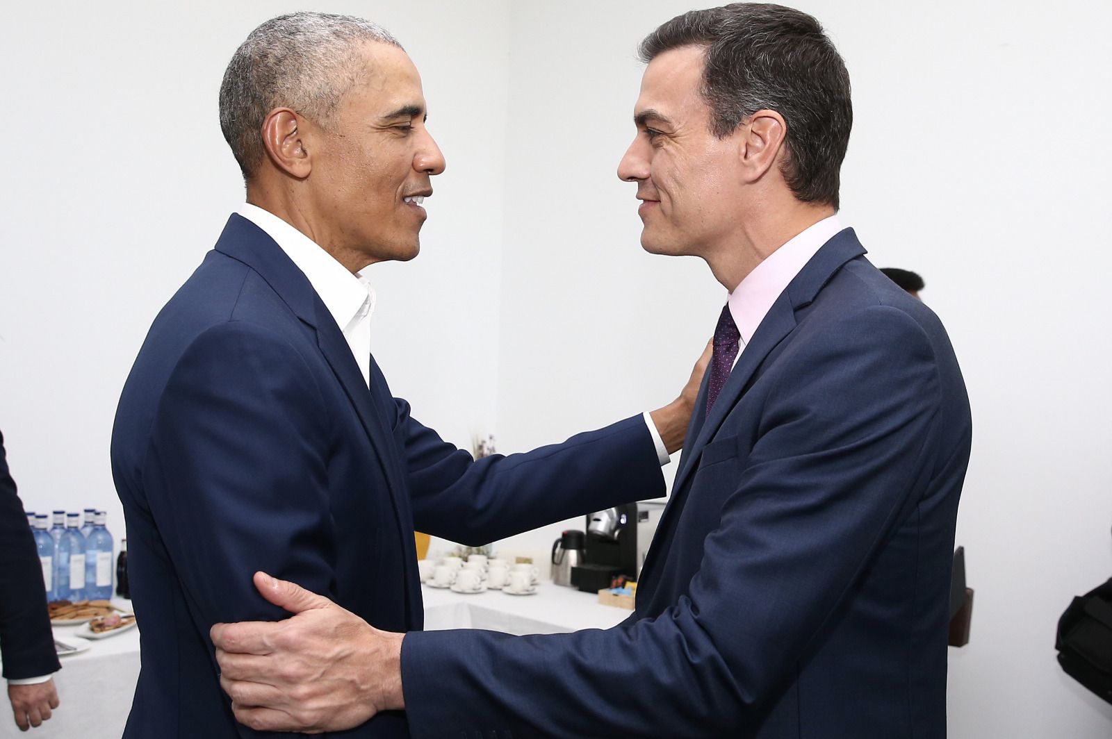 Obama y  Sánchez se saludan afectuosamente durante su reunión en Sevilla.