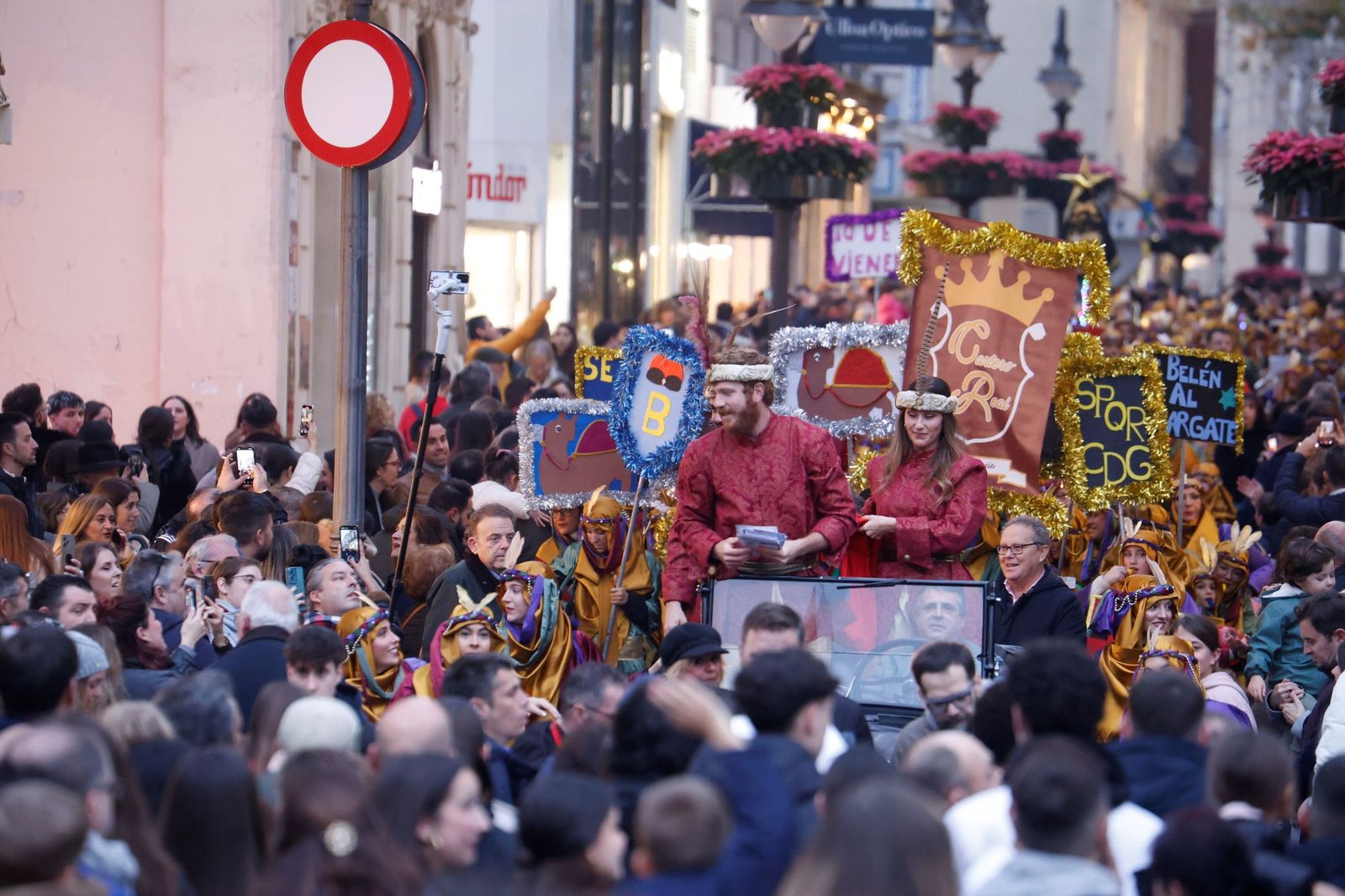 El Cartero Real llena de ilusión el Centro de Córdoba, en imágenes