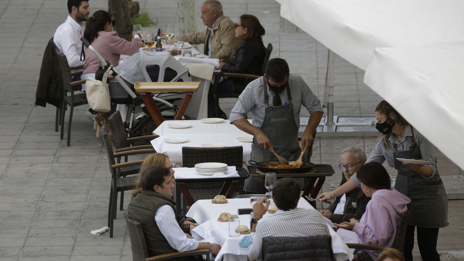 Varias personas comen en un bar de Sevilla.