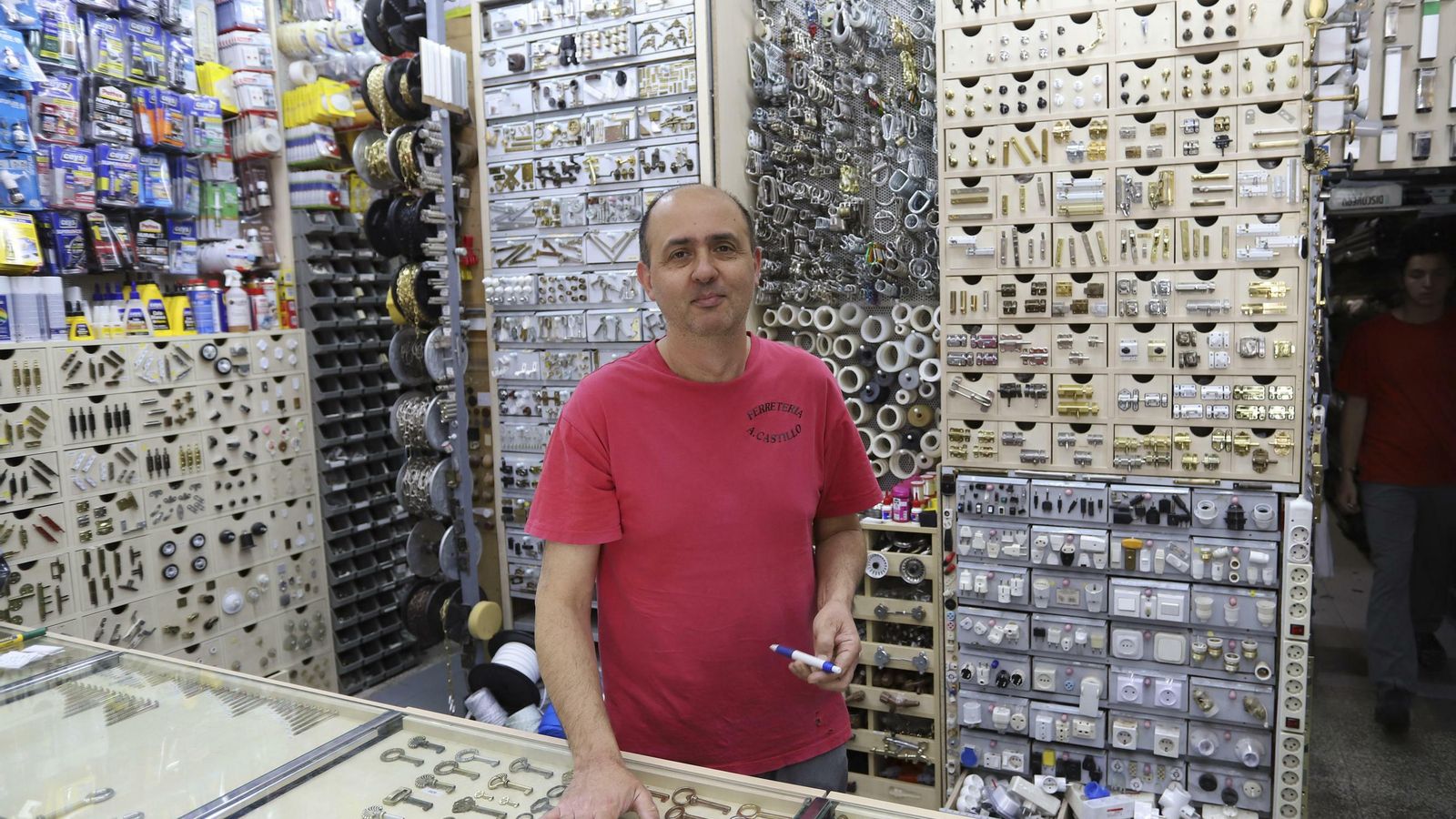 Antonio Castillo en su ferretería, abierta por su familia desde 1953.