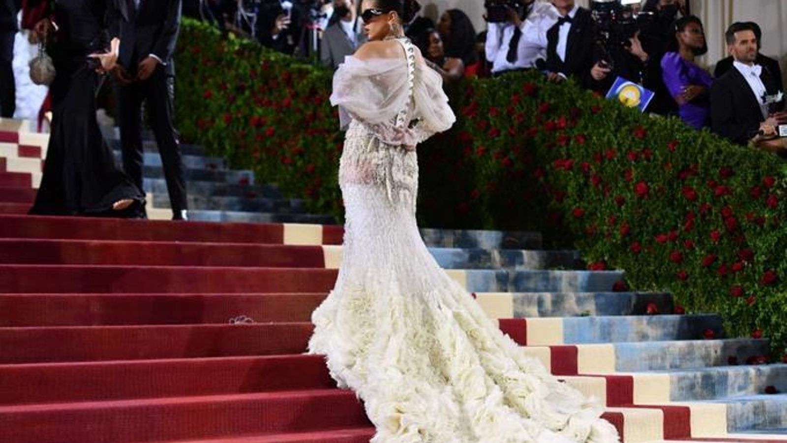 Rosalía sube la alfombra roja de la 'MET'. Rosalía sube la alfombra roja de la 'MET'.