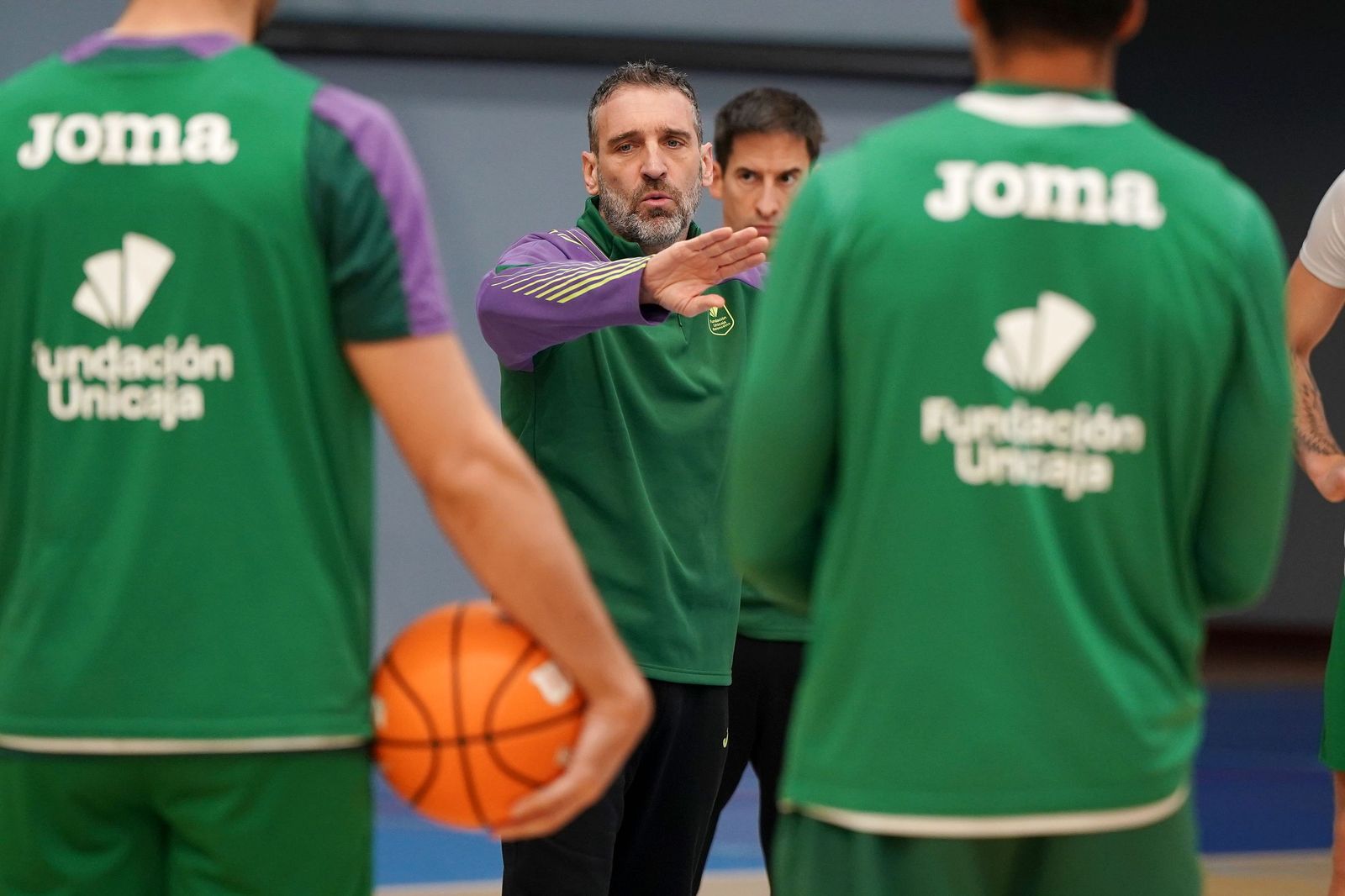 Ibon da indicaciones.