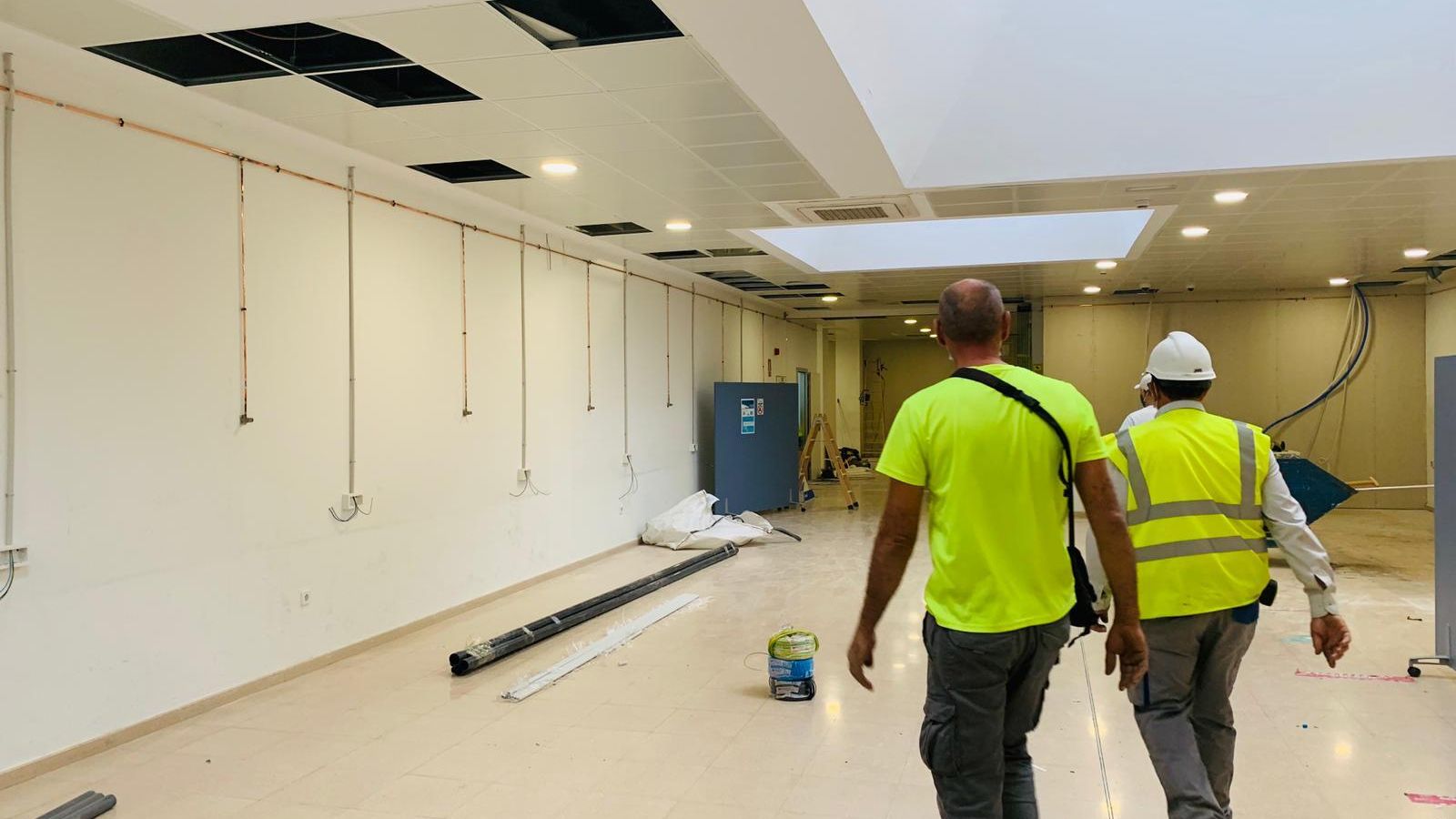 Operarios trabajan en la adaptación de la cafetería del personal en zona de hospitalización.