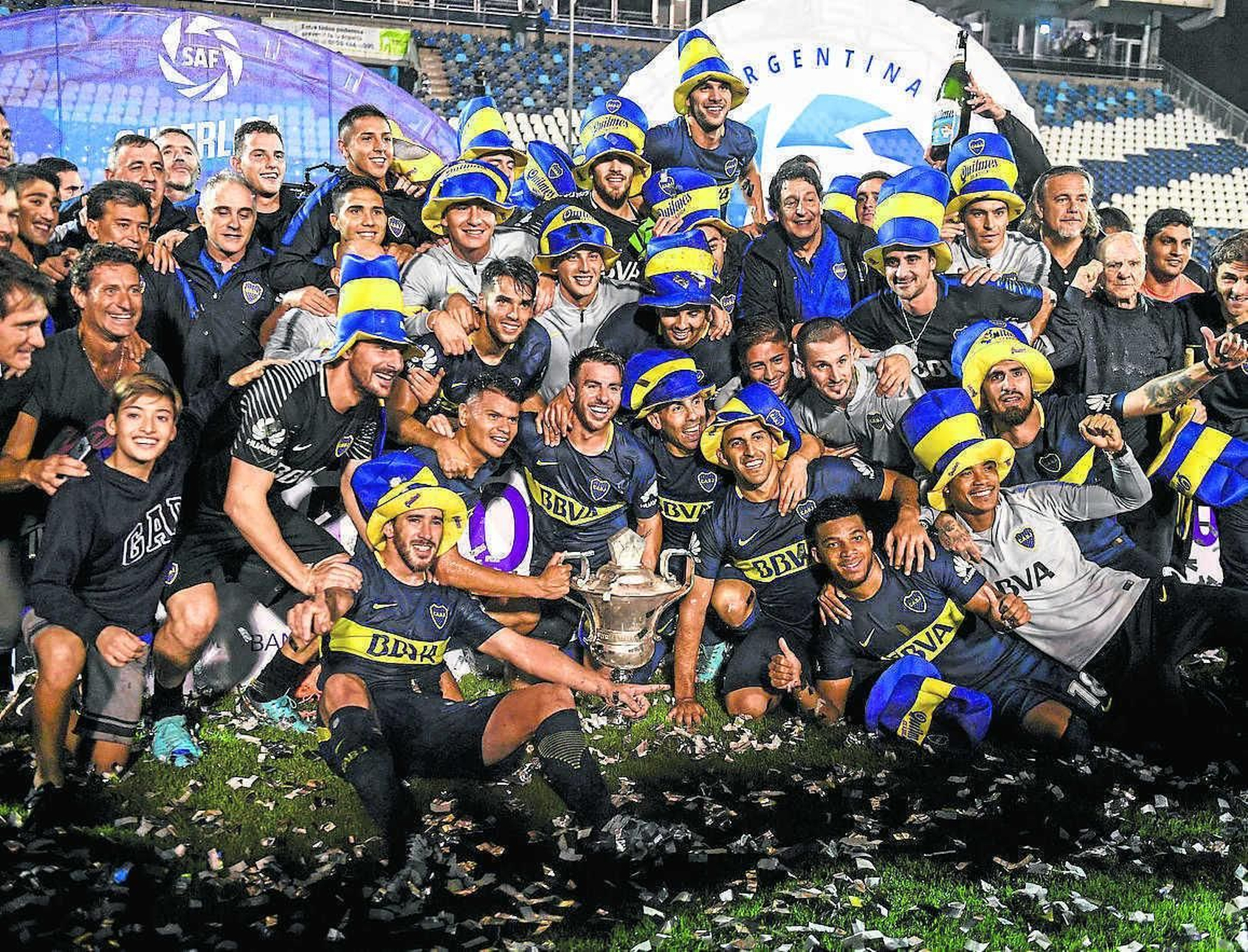 Boca Junior celebra el título de campeón de la Liga Argentina tras empatar a dos ante Gimnasia en La Plata.