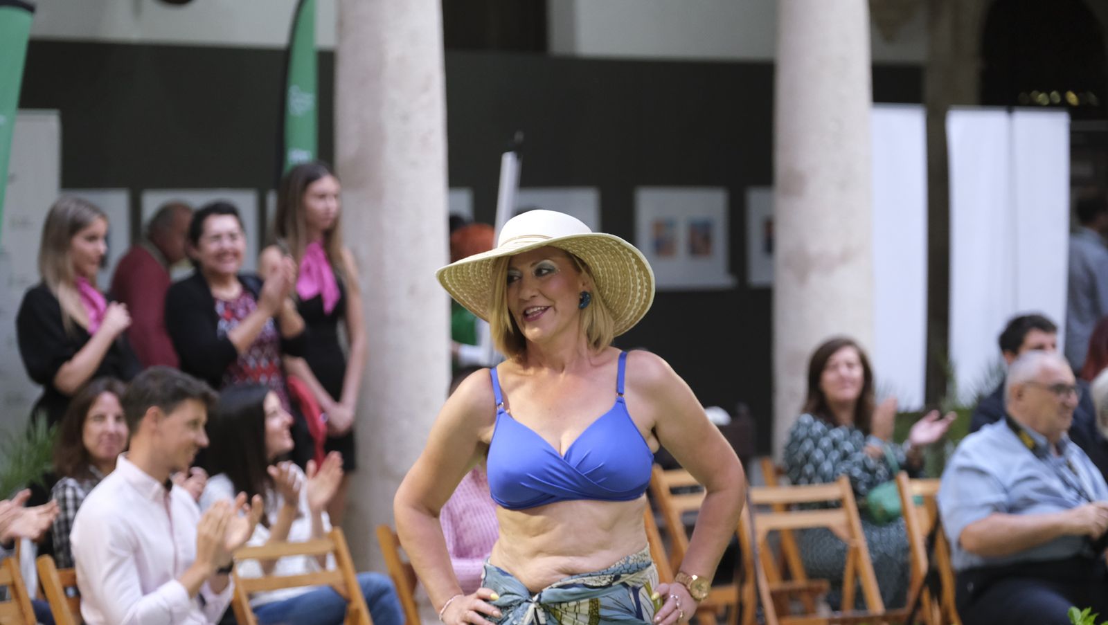 Imágenes del desfile benéfico contra el cáncer, en la Escuela de Artes de Almería