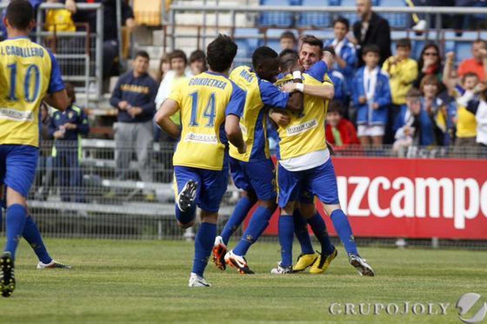 Los futbolistas amarillos abrazan al sevillano tras su gol. 

Foto: Lourdes de Vicente