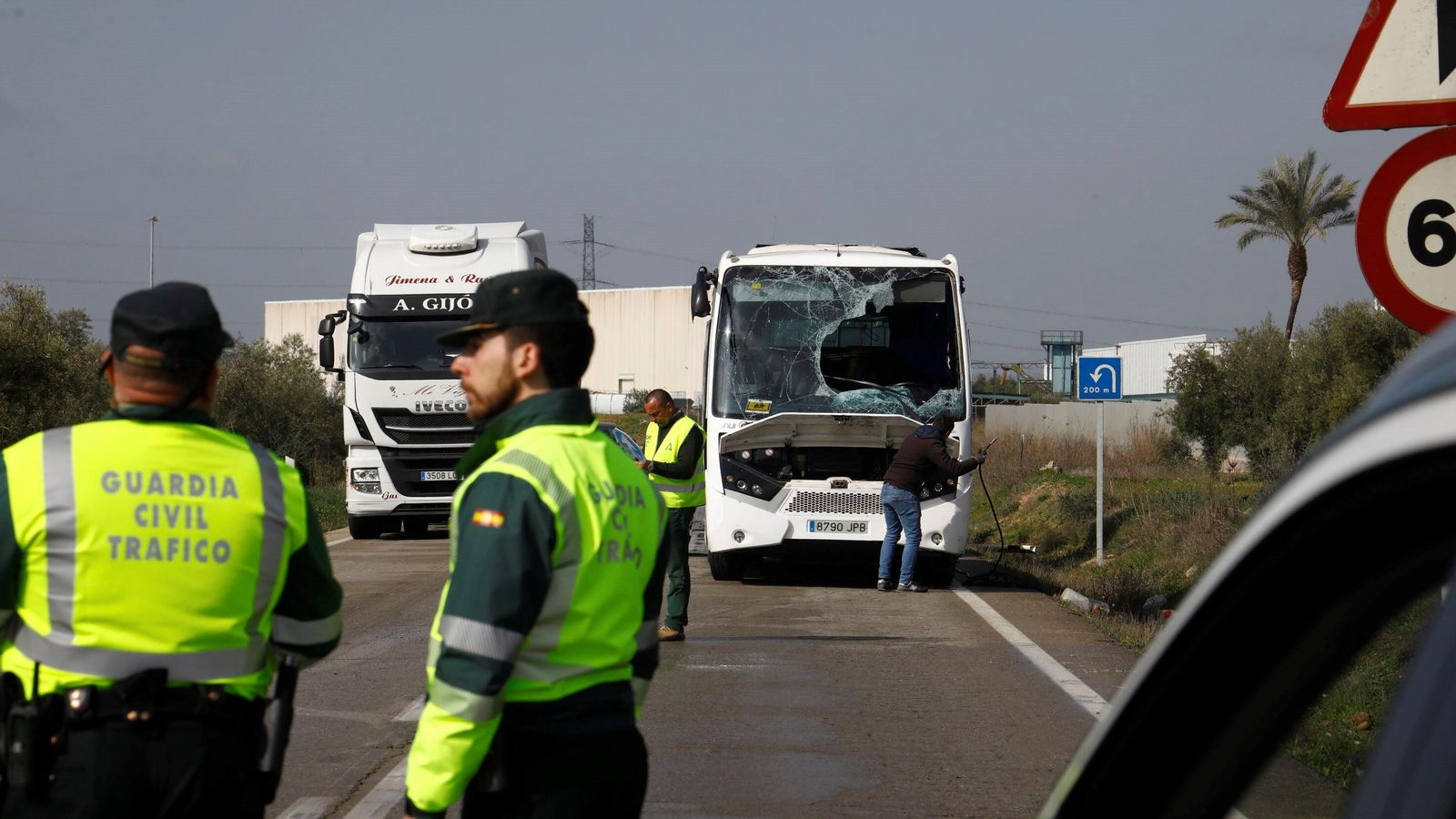 Agentes de la Guardia Civil de Tráfico en el lugar del accidente.