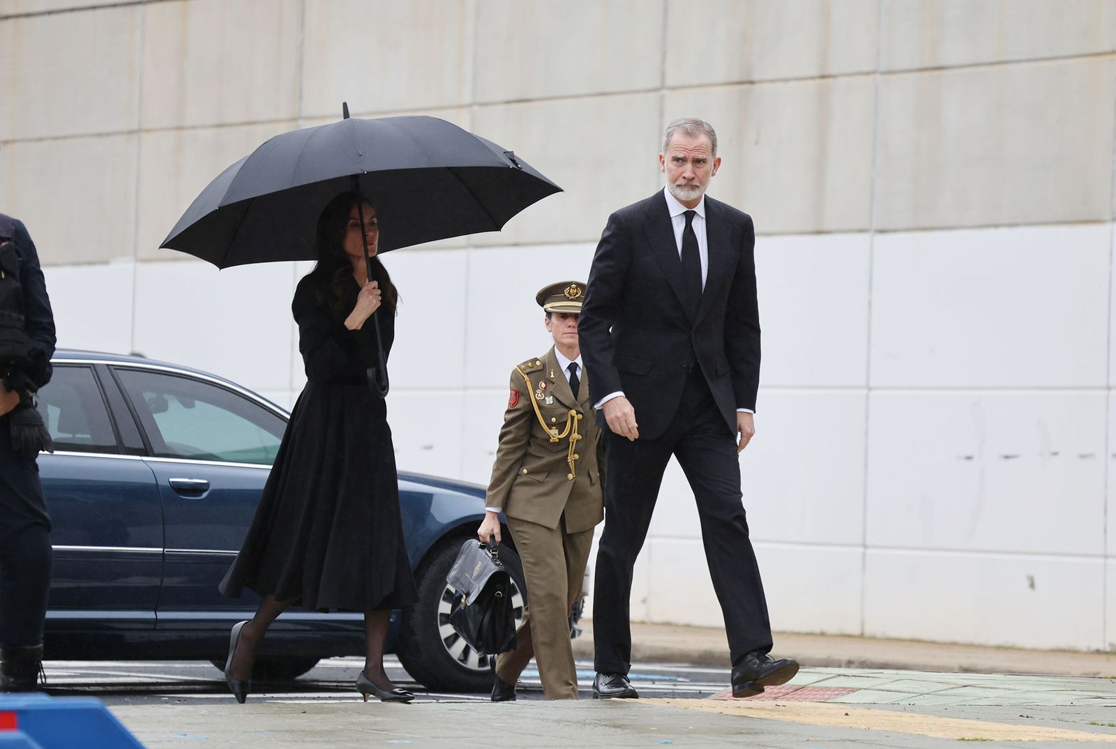 Fotografías de la llegada de los reyes Felipe VI y Doña Letizia al funeral por las víctimas de Adamuz en Huelva