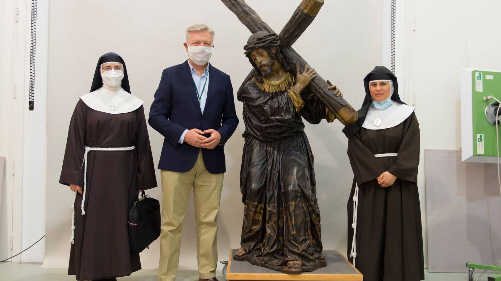 El director del IAPH, Juan José Primo Jurado, y las religiosas sor Lucía y sor María José, junto a la talla.