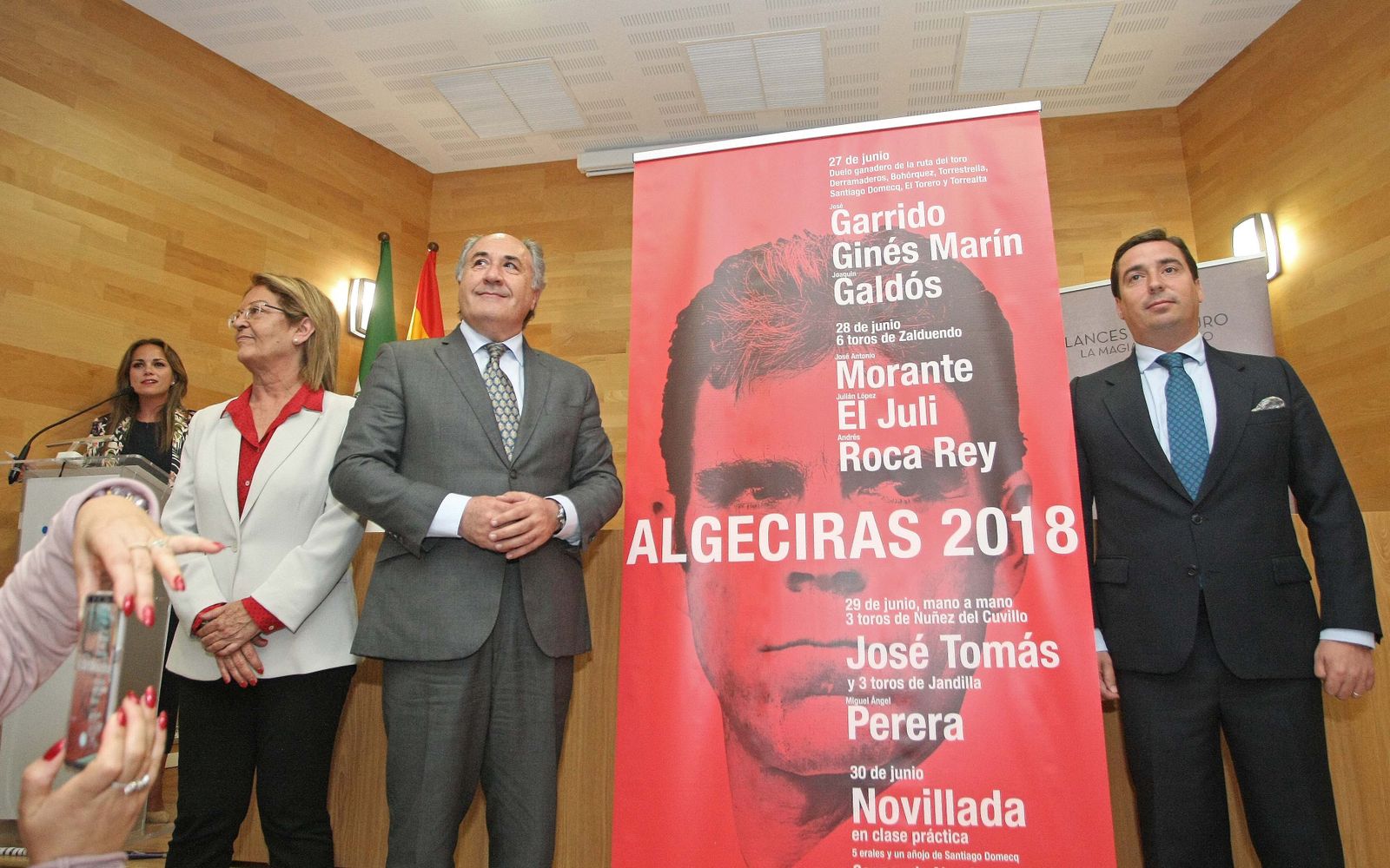 Victoria Collantes, Juan Cid, José Ignacio Landaluce y José María Garzón, junto al cartel de la Feria.