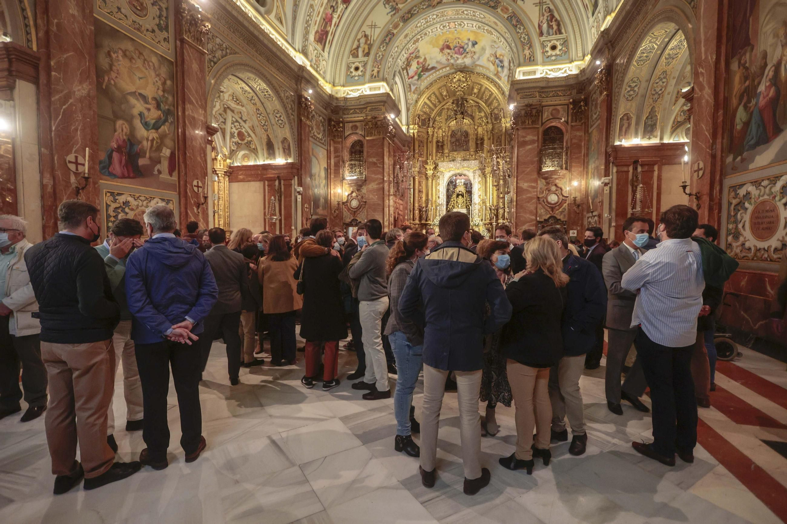 Los hermanos en la basílica de la Macarena en las últimas de las elecciones.