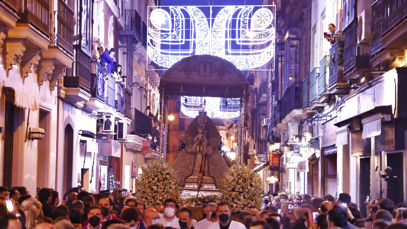 La Virgen de los Reyes pasa bajo el alumbrado navideño