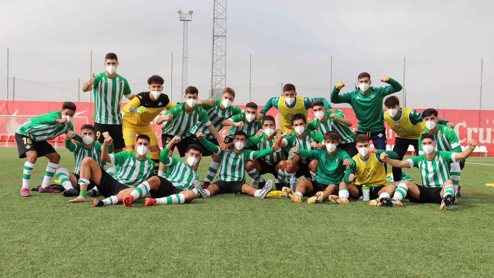 Los futbolistas del Betis celebran la victoria en la ciudad deportiva sevillista.