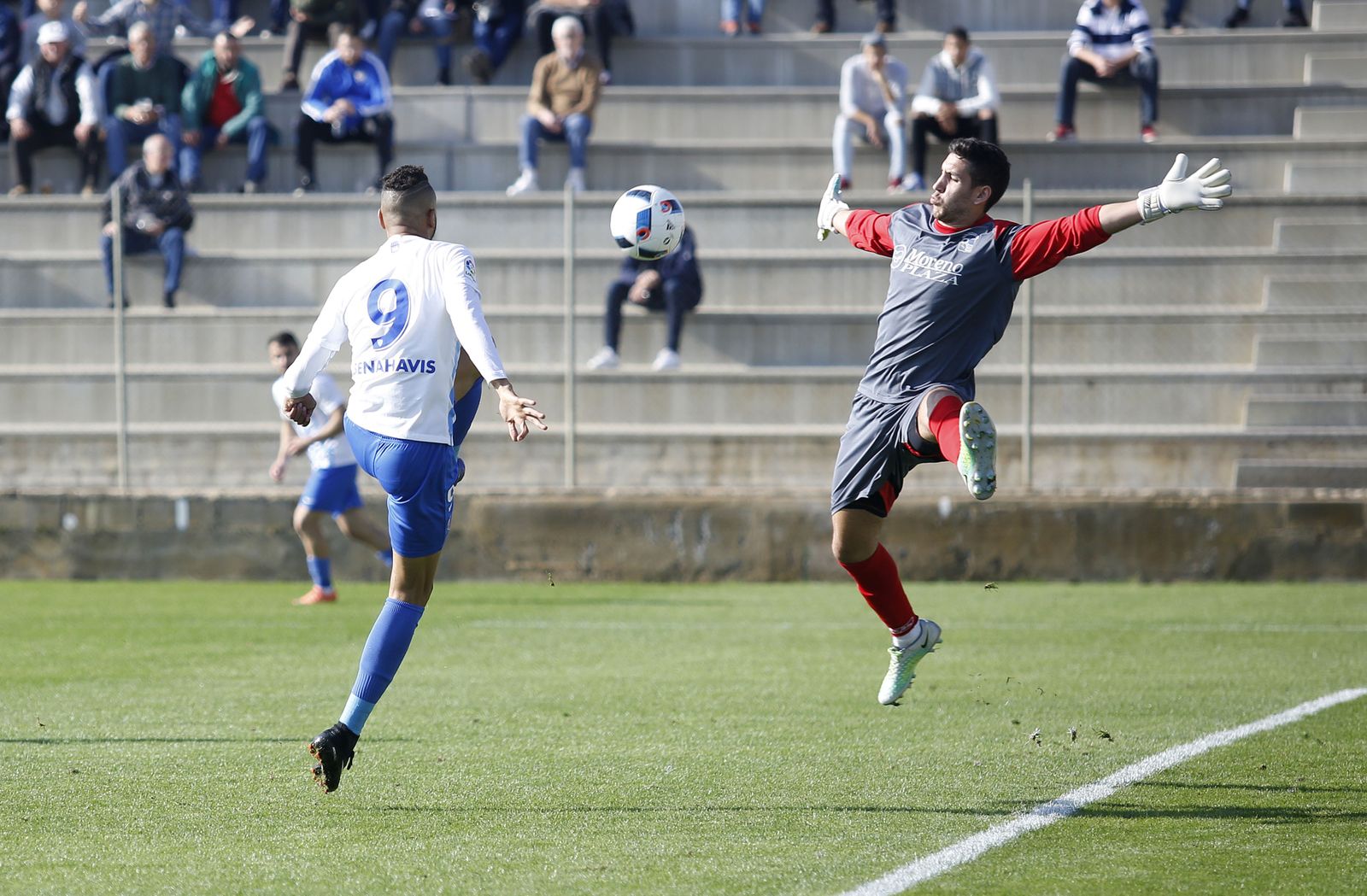 En-Nesyri remata ante la portería del Alhaurino.