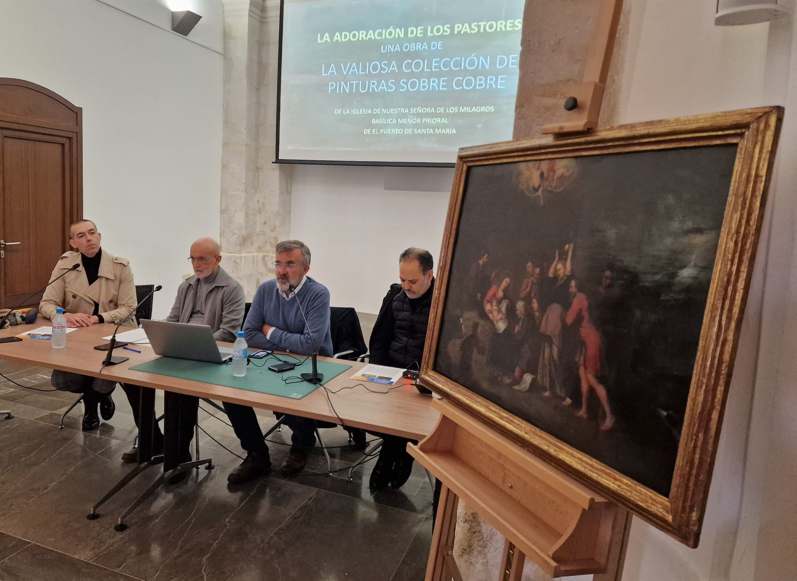 En primer término, una de las obras que se expondrá en la Iglesia Mayor,  que forma parte de la colección de pinturas sobre lámina de cobre de la Basílica.