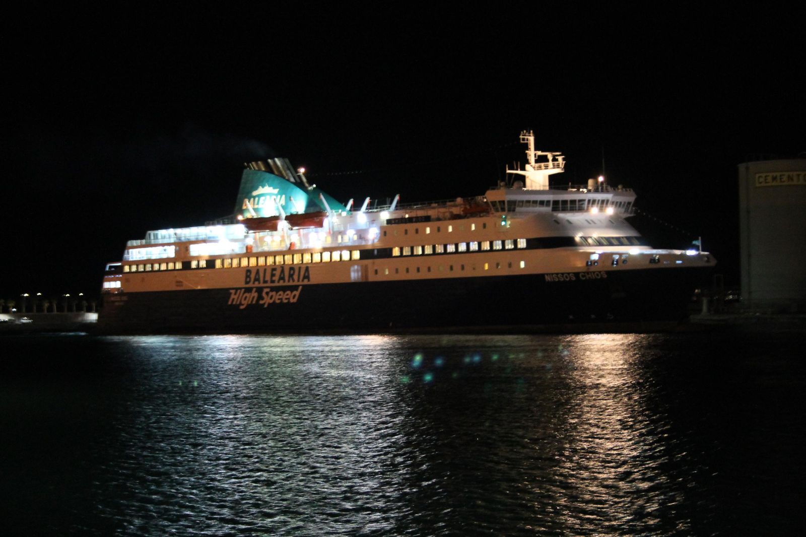 Ferry de Baleària, en su primera entrada al puerto con pasajeros.