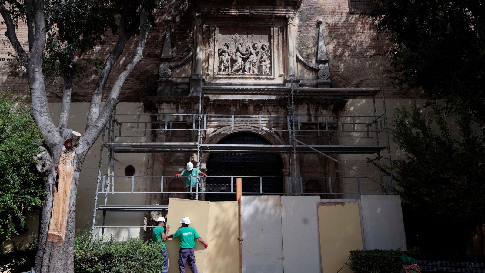 Los operarios instalando el andamio en la mañana de este lunes.