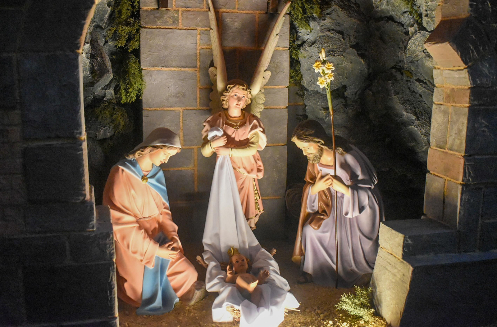 COFRADÍA NTRA. SRA. DE LAS ANGUSTIAS Y SAN NICOLÁS DE BARI Lugar: c/ Isabel la Catolica,  25 (Capilla del Caminito) Laborables: 17.00 ha 19.30 h. Festivos: 10.00 h. a 12.00 h.