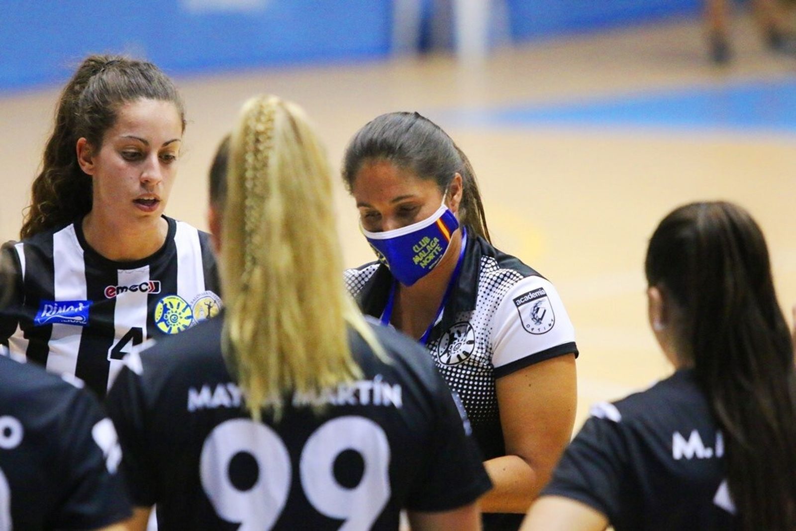 Laura Plaza da órdenes en el banquillo.