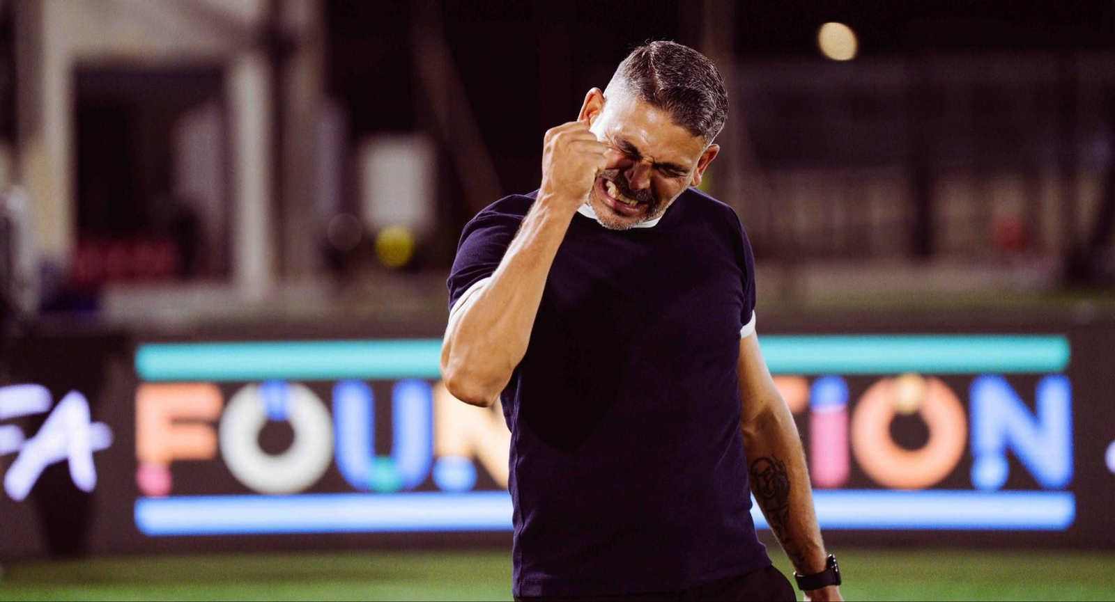 Bezares aprieta el puño en el partido del Lincoln Red Imps Football Club.