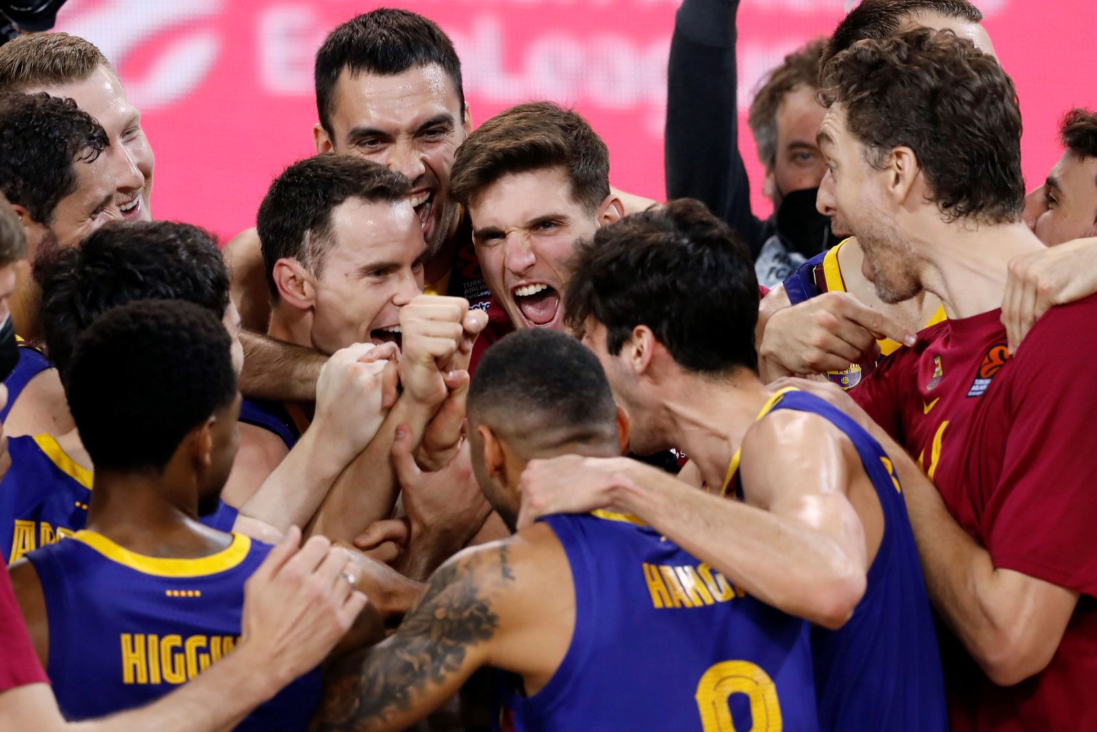 Los jugadores del Barcelona, exultantes, celebran el pase a la Final Four
