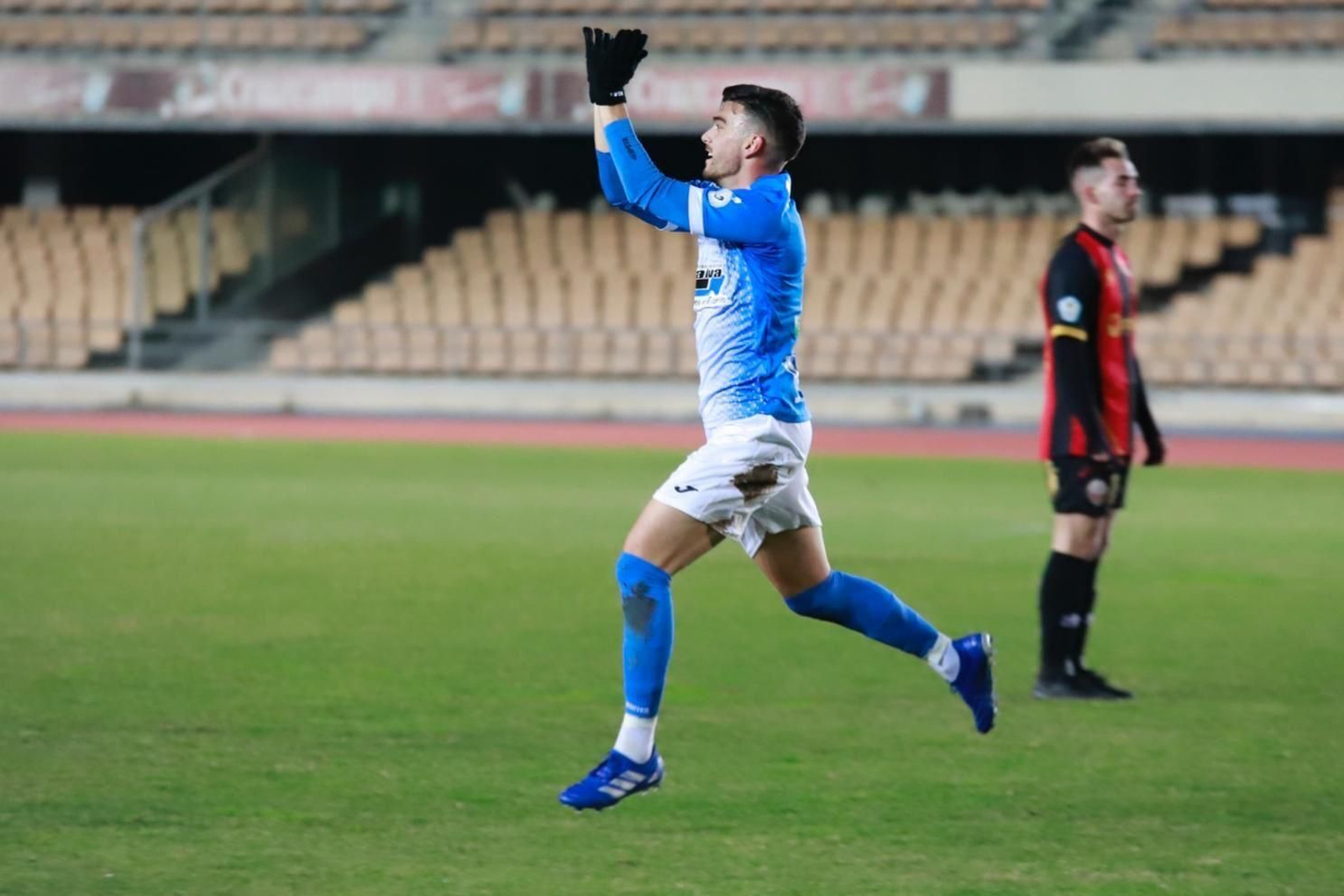 Javi Forján celebra su gol al Cabecense con ayuda de un defensa.