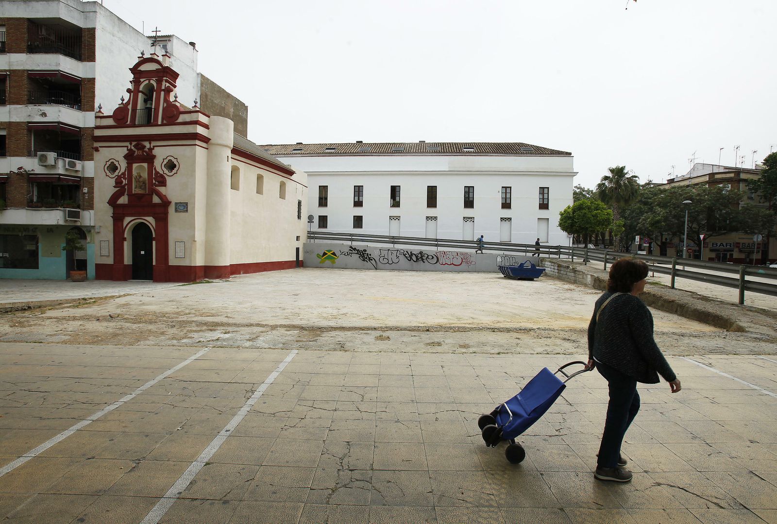 Una mujer camina con un carro de la compra por un solar que cuenta con 614 metros cuadrados.