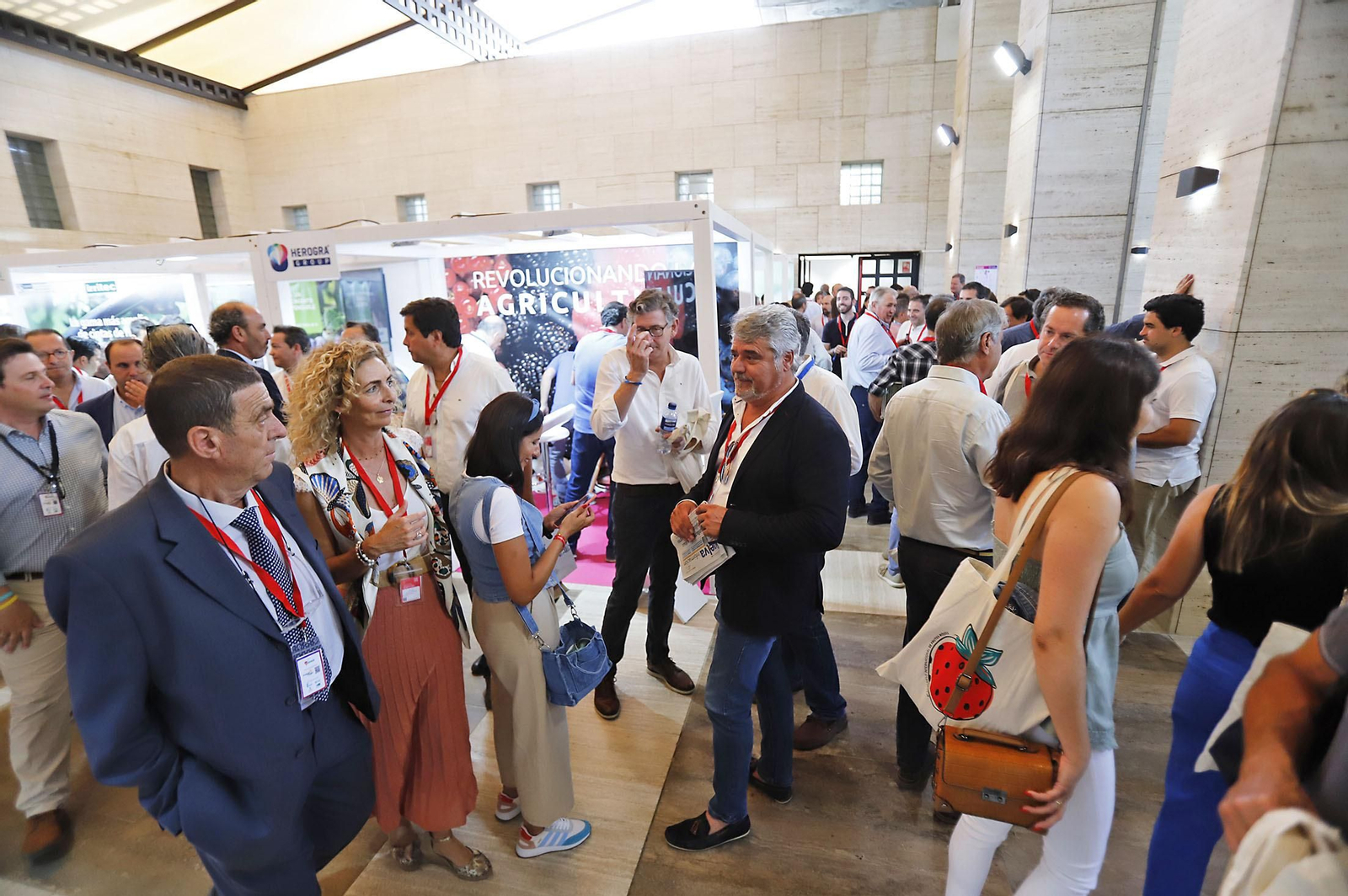 Imágenes del ambiente en la VIII Congreso Internacional de Frutos Rojos en Huelva