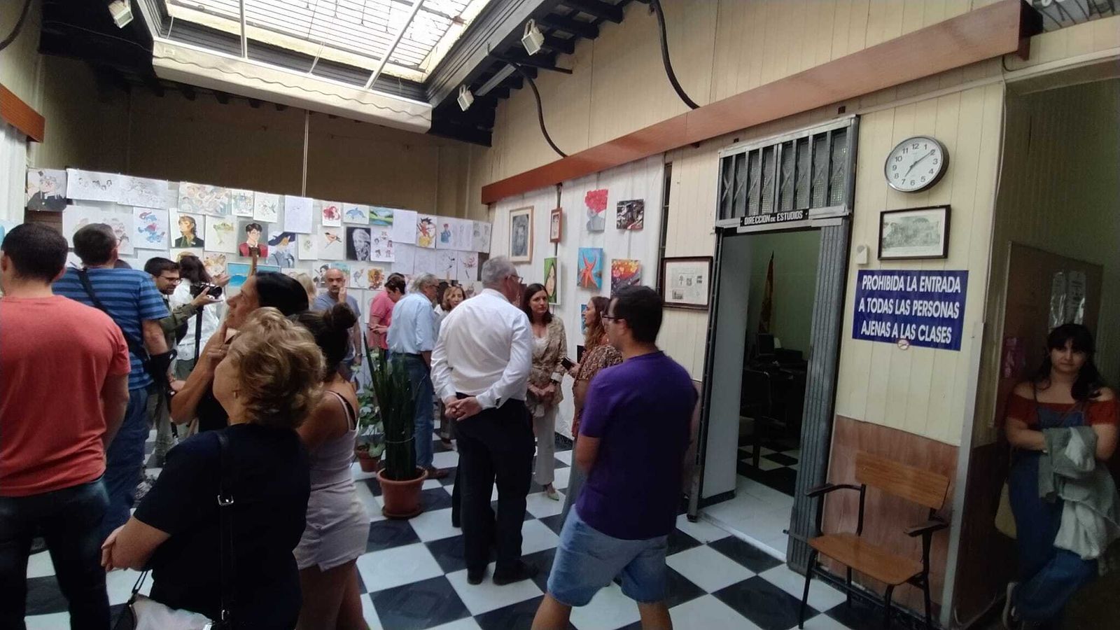 Exposición de trabajos de los alumnos de dibujo y pintura en el Centro Obrero.